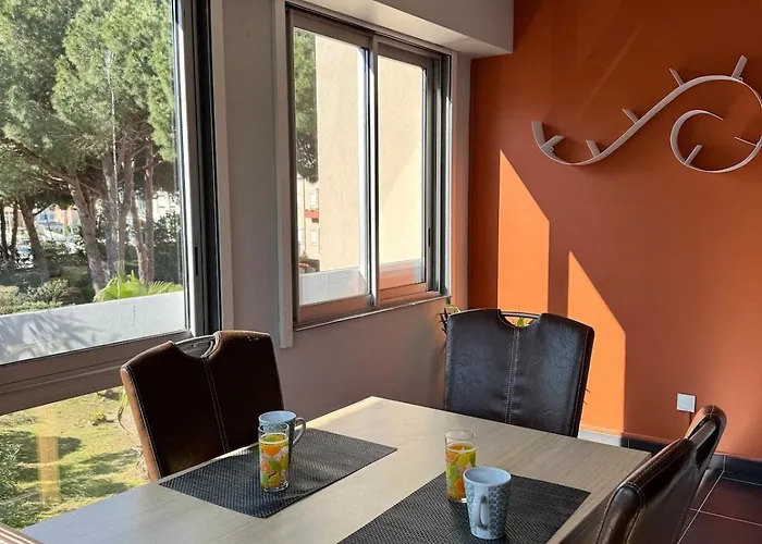 Apartment Cote Quai Du Cap D'agde - Parking - Histoire De Cles
