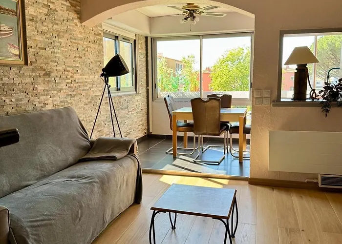 Cote Quai Du Cap D'agde - Parking - Histoire De Cles Daire