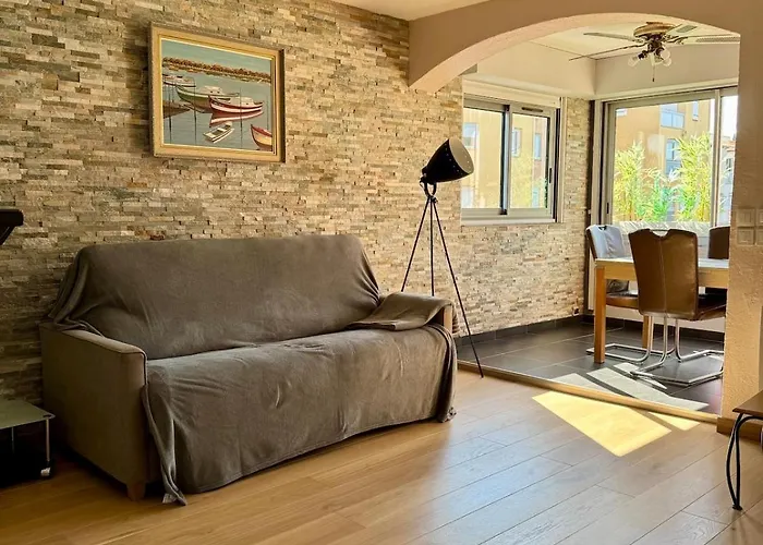 Cote Quai Du Cap D'agde - Parking - Histoire De Cles Daire *