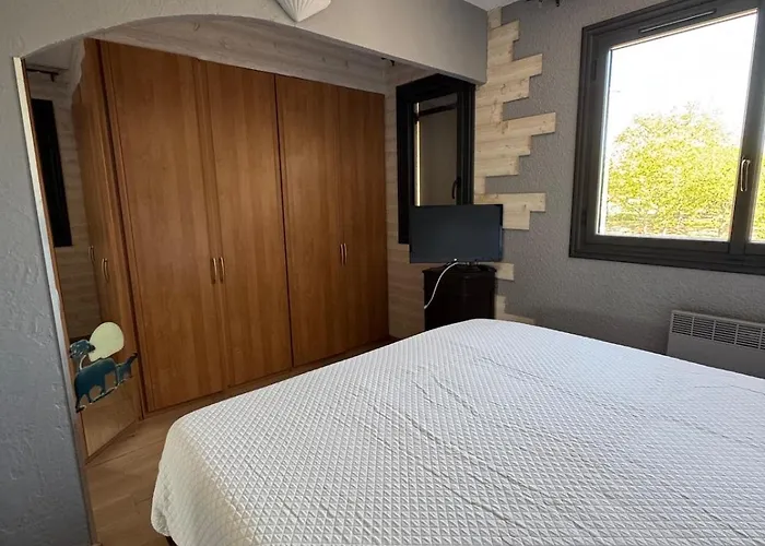 Cote Quai Du Cap D'agde - Parking - Histoire De Cles Daire *